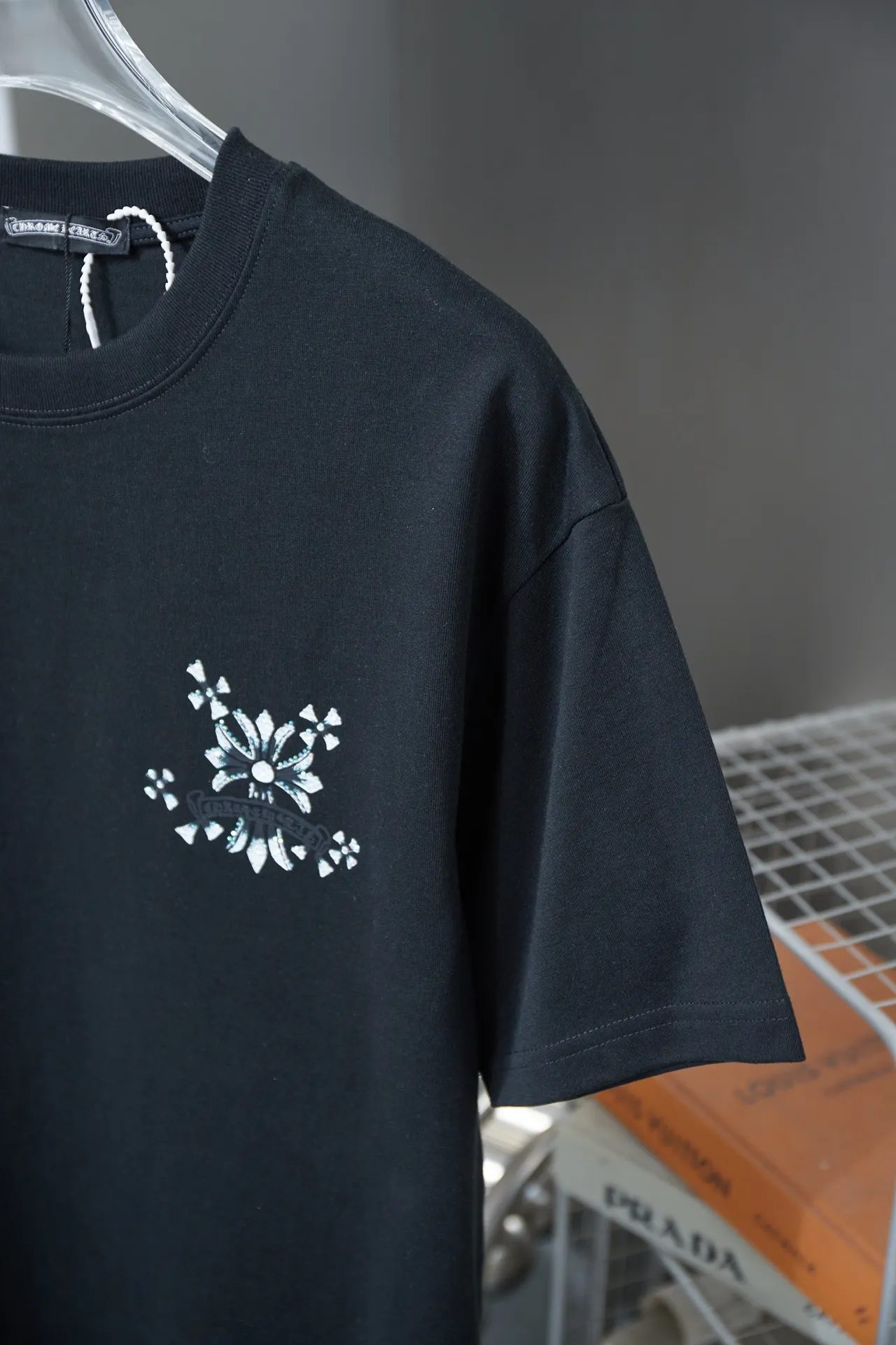 🅿️180 Ch*ome Hearte 25SS early spring new style Crow heart graffiti printed hot diamond short sleeves Light luxury essential item for daily commuting for men and women Correct version Welcome to compare Detailed features · 320g 100% pure cotton double yarn jersey fabric · Special thickened 32 pieces of double-strand 1X1 thread in the same vat custom dyeing · Digital direct printing ➕Imported Australian pearlescent diamonds · Double needle stitching and cross-stitching technology · Original main mark, washed tag, brand moisture-proof paper packaging Color: black/white Size: S/M/L/XL